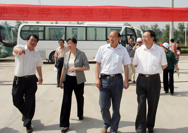 河南人大常委会副主任、原省委常委、郑州市市委书记王文超（前排右一）到我公司视察